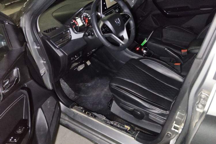 Used Baojun 310W 2018 1.5L Automatic Luxury Version China VI Emission Standard Driver Seat