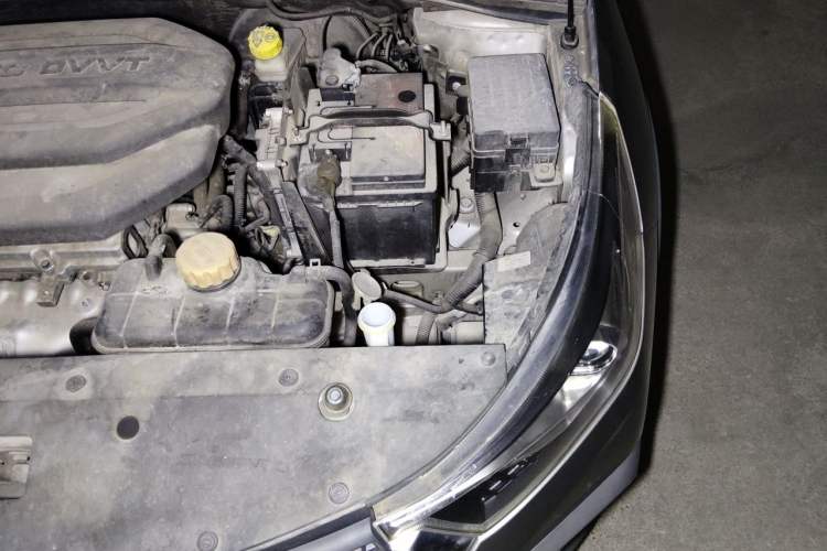 Used Baojun 310W 2018 1.5L Automatic Luxury Version China VI Emission Standard Engine Bay Left