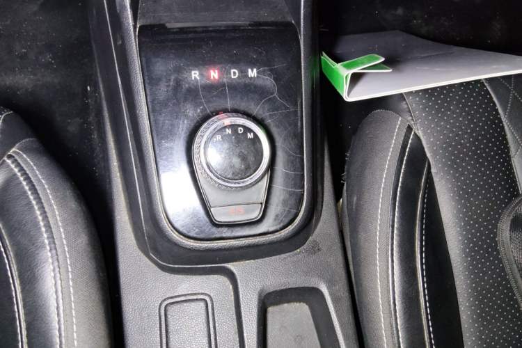 Used Baojun 310W 2018 1.5L Automatic Luxury Version China VI Emission Standard Gear Lever