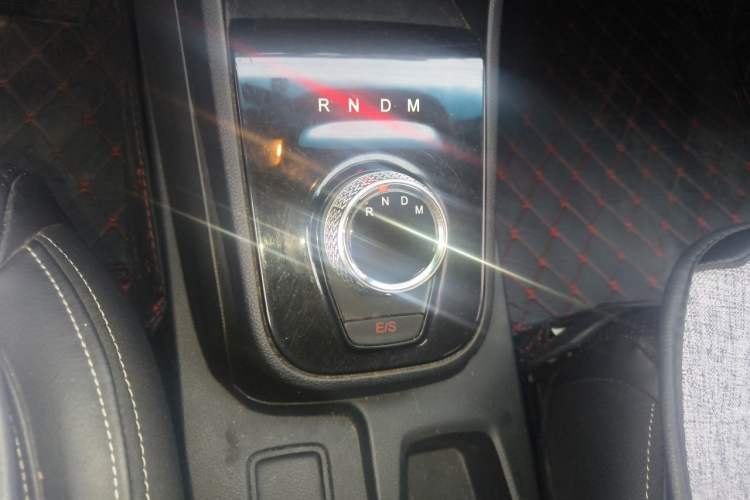 Used Baojun 310W 2018 1.5L Automatic Fashion Version China V Emission Standard Gear Lever