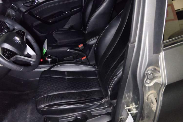 Used Baojun 310W 2018 1.5L Automatic Luxury Version China VI Emission Standard Left Front Seat