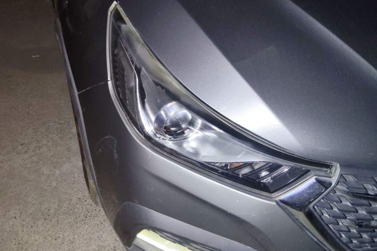 Used Baojun 310W 2018 1.5L Automatic Luxury Version China VI Emission Standard Right Front Headlight