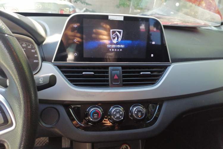 Used Baojun 310W 2018 1.5L Automatic Fashion Edition China VI Audio And AC Panel