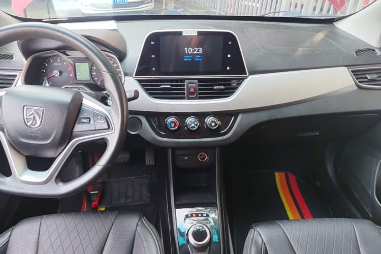 Used Baojun 310W 2018 1.5L Automatic Fashion Version China V Emission Standard Audio And AC Panel