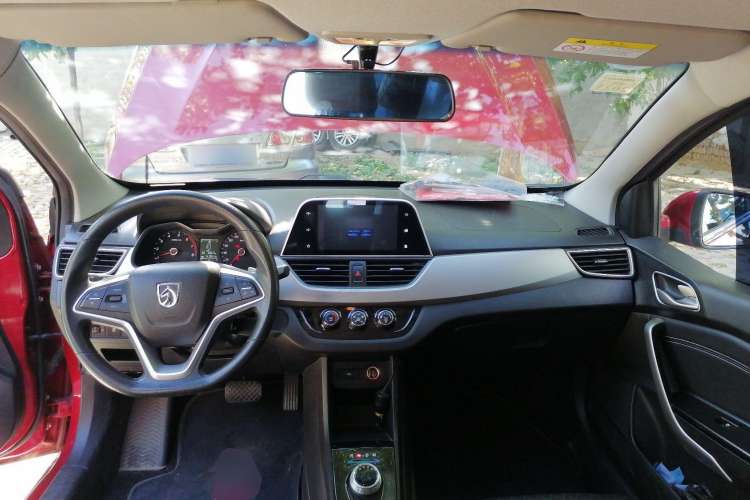 Used Baojun 310W 2018 1.5L Automatic Fashion Edition China VI Center Console