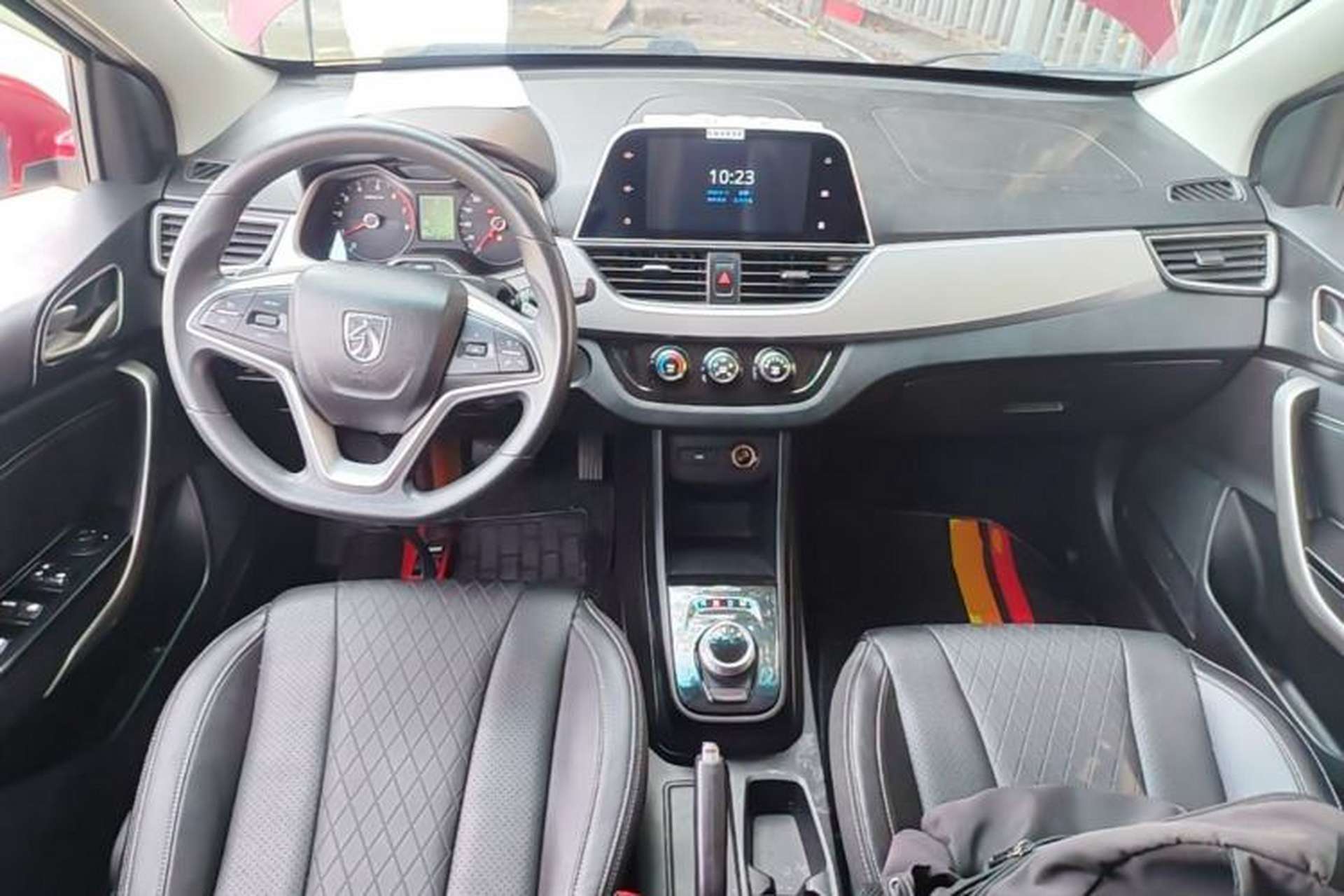 Used Baojun 310W 2018 1.5L Automatic Fashion Version China V Emission Standard Center Console