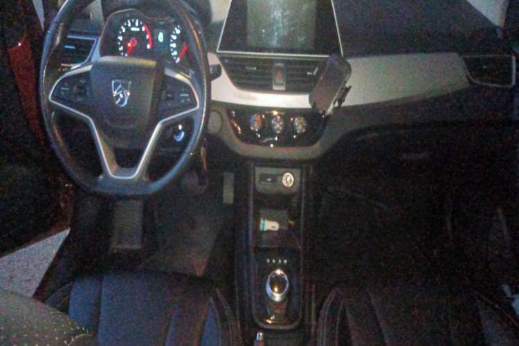 Used Baojun 310W 2018 1.5L Automatic Fashion Edition China VI Center Console