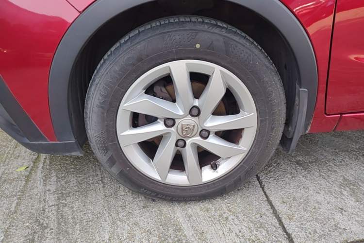Used Baojun 310W 2018 1.5L Automatic Fashion Version China V Emission Standard Left Front Wheel Hub