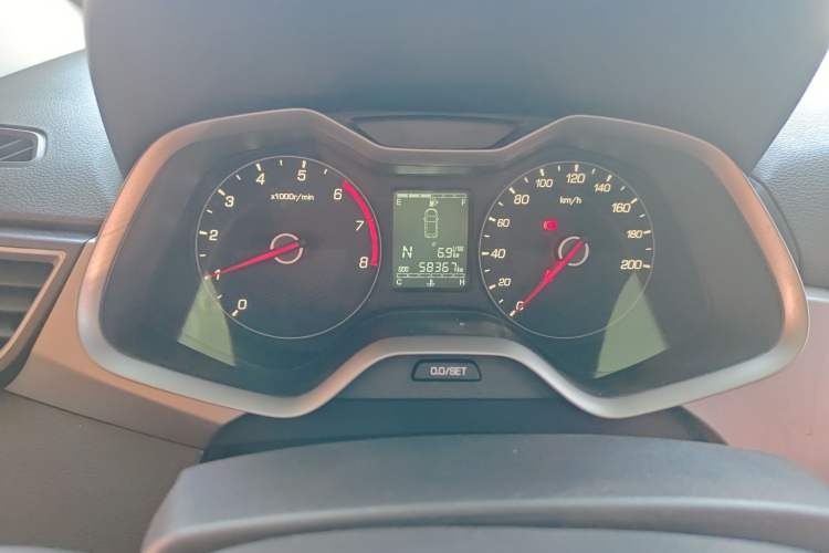 Used Baojun 310W 2018 1.5L Automatic Fashion Version China V Emission Standard Odometer Close Up