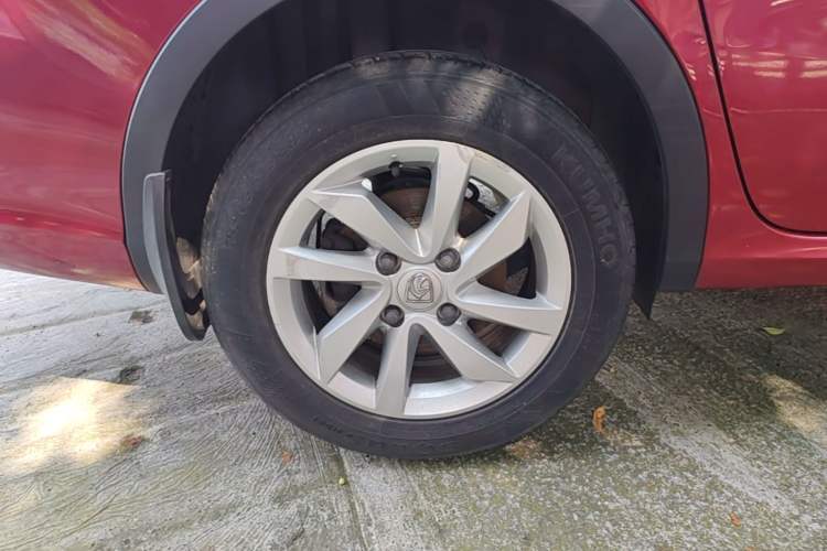Used Baojun 310W 2018 1.5L Automatic Fashion Version China V Emission Standard Right Rear Wheel Hub
