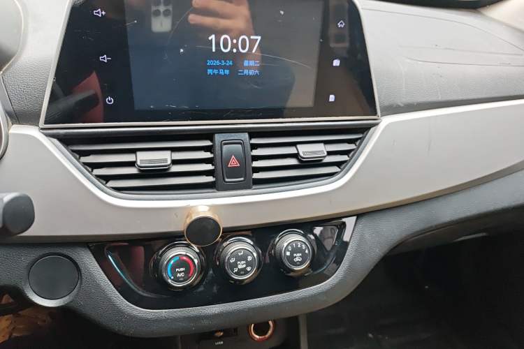 Used Baojun 310W 2018 1.5L Automatic Fashion Version China V Emission Standard Audio And AC Panel