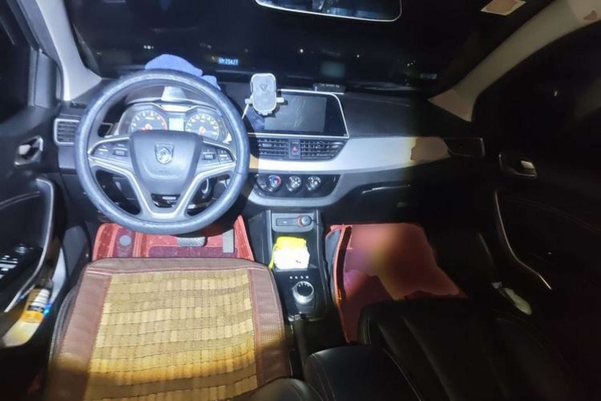 Used Baojun 310W 2018 1.5L Automatic Fashion Version China V Emission Standard Center Console