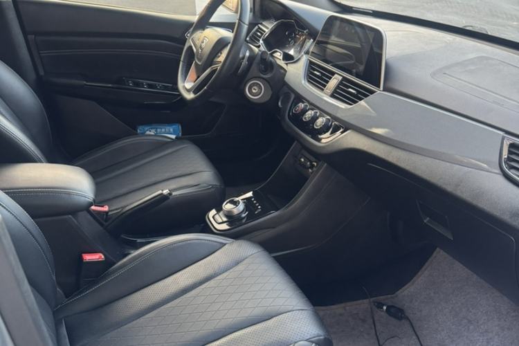 Used Baojun 310W 2018 1.5L Automatic Luxury Version China V Interior 2