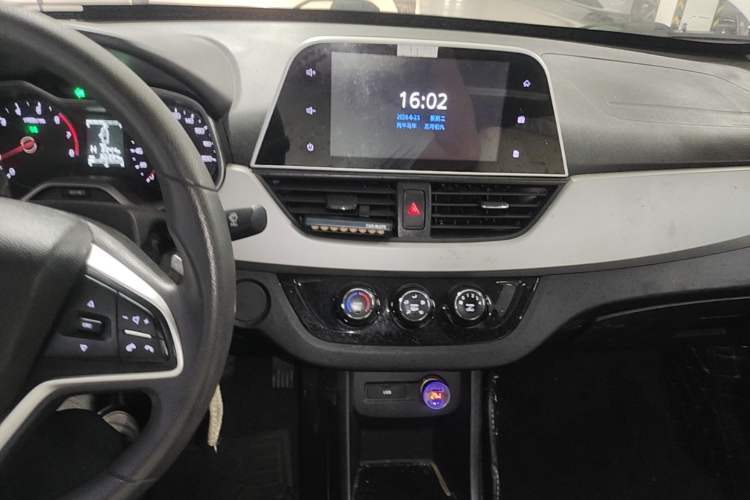 Used Baojun 310W 2018 1.5L Automatic Fashion Edition China VI Audio And AC Panel