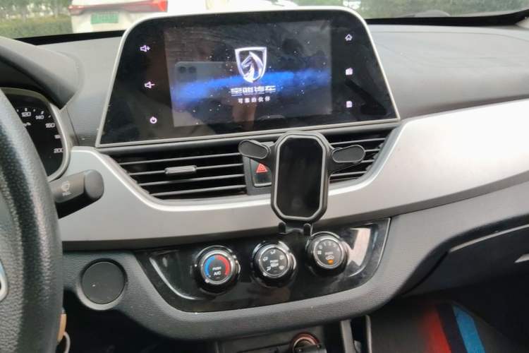 Used Baojun 310W 2018 1.5L Automatic Fashion Edition China VI Audio And AC Panel
