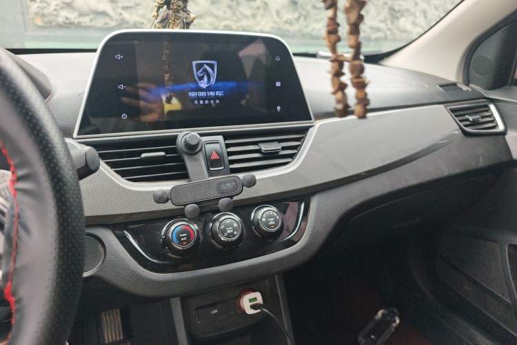 Used Baojun 310W 2018 1.5L Automatic Luxury Version China VI Emission Standard Audio And AC Panel