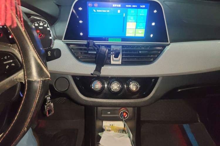 Used Baojun 310W 2018 1.5L Automatic Luxury Version China VI Emission Standard Audio And AC Panel