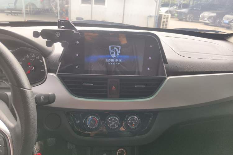 Used Baojun 310W 2018 1.5L Automatic Fashion Version China V Emission Standard Audio And AC Panel
