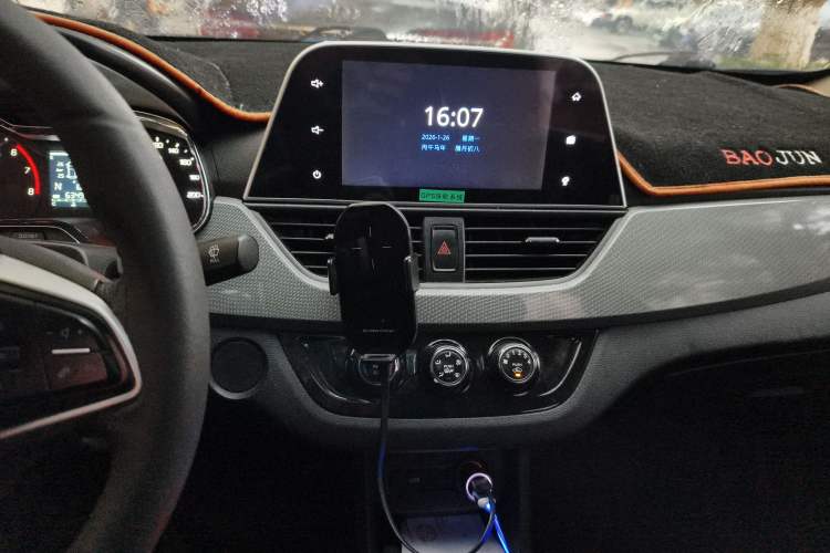 Used Baojun 310W 2018 1.5L Automatic Luxury Version China V Audio And AC Panel