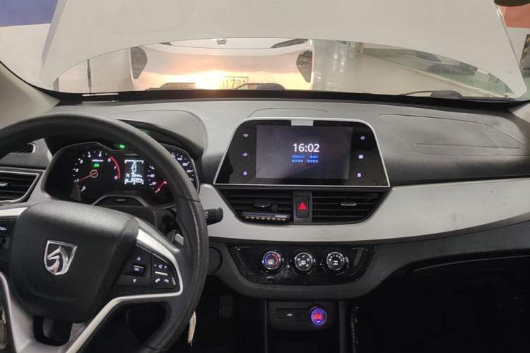 Used Baojun 310W 2018 1.5L Automatic Fashion Edition China VI Center Console