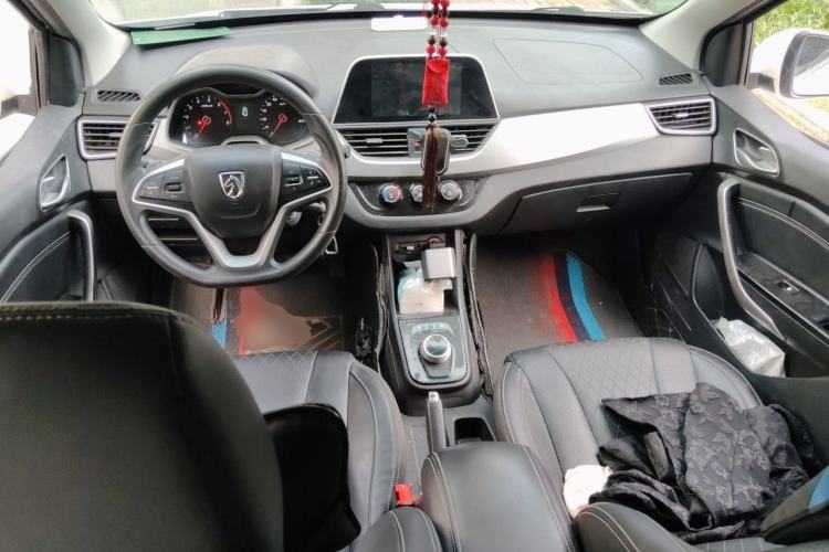 Used Baojun 310W 2018 1.5L Automatic Fashion Edition China VI Center Console