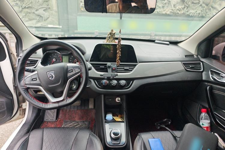Used Baojun 310W 2018 1.5L Automatic Luxury Version China VI Emission Standard Center Console
