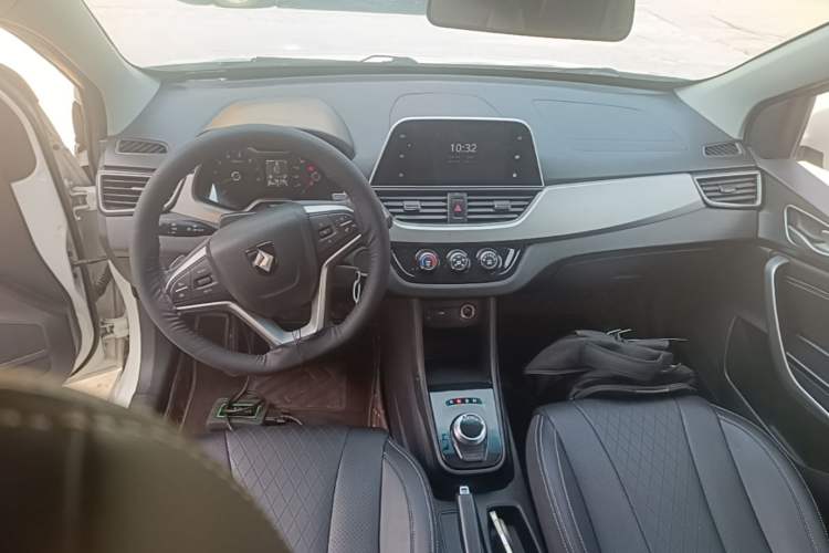 Used Baojun 310W 2018 1.5L Automatic Fashion Edition China VI Center Console