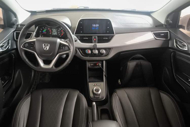 Used Baojun 310W 2018 1.5L Automatic Luxury Version China V Center Console
