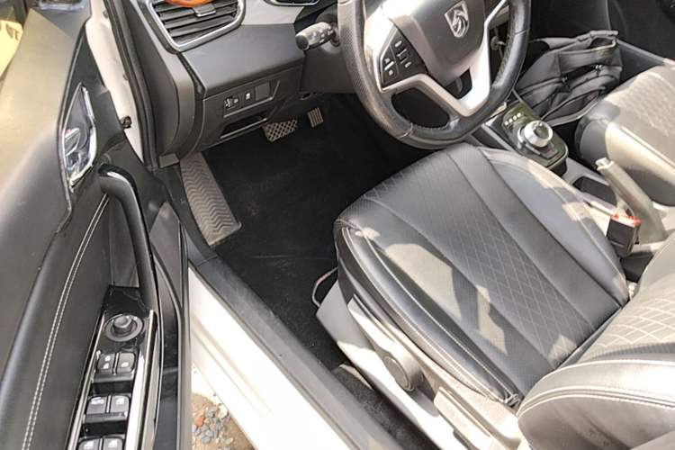 Used Baojun 310W 2018 1.5L Automatic Luxury Version China V Driver Seat