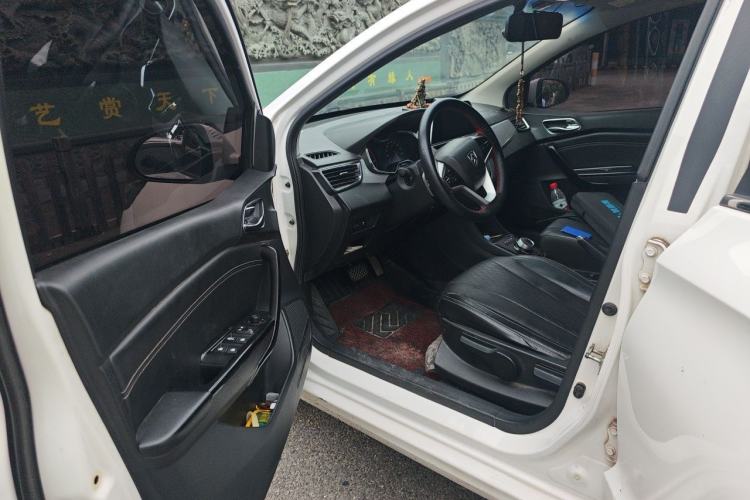 Used Baojun 310W 2018 1.5L Automatic Luxury Version China VI Emission Standard Driver Seat