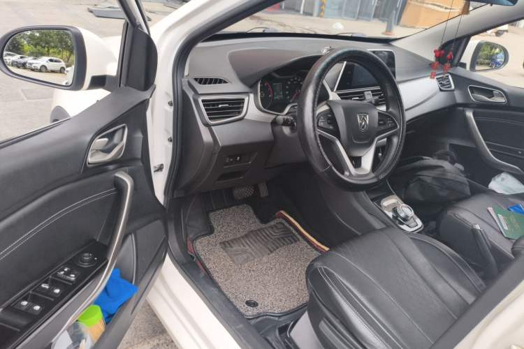 Used Baojun 310W 2018 1.5L Automatic Fashion Version China V Emission Standard Driver Seat
