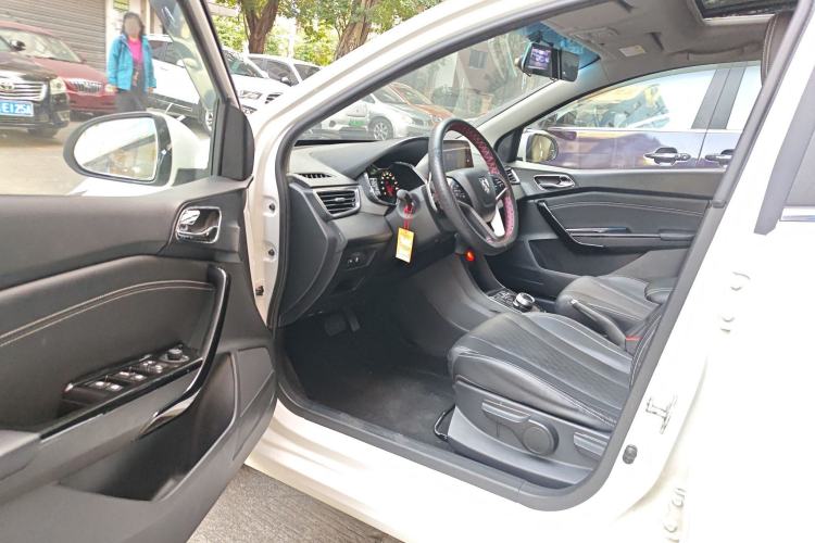 Used Baojun 310W 2018 1.5L Automatic Luxury Version China V Driver Seat