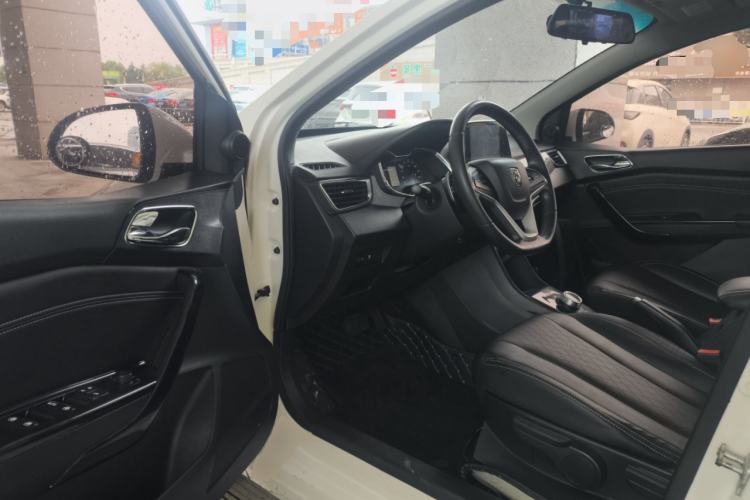 Used Baojun 310W 2018 1.5L Automatic Luxury Version China V Driver Seat