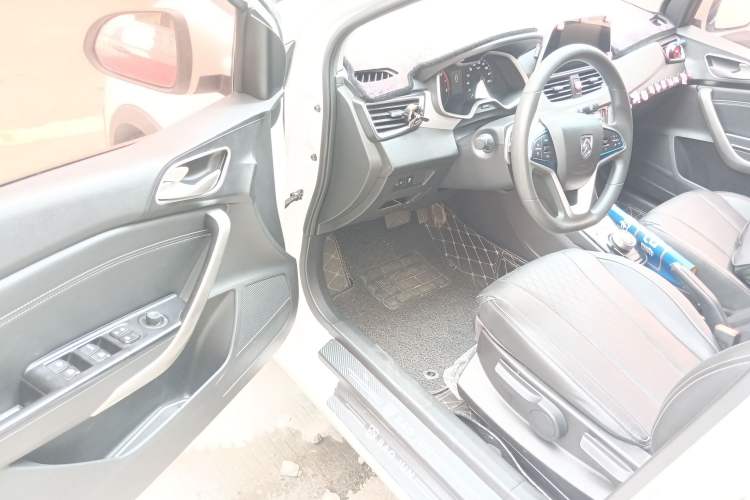 Used Baojun 310W 2018 1.5L Automatic Fashion Version China V Emission Standard Driver Seat