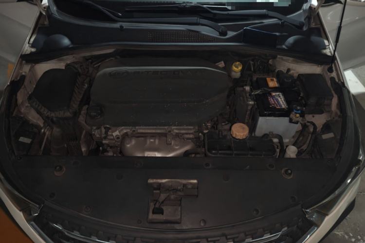 Used Baojun 310W 2018 1.5L Automatic Luxury Version China VI Emission Standard Engine Bay
