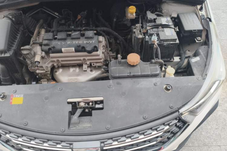 Used Baojun 310W 2018 1.5L Automatic Fashion Version China V Emission Standard Engine Bay Left