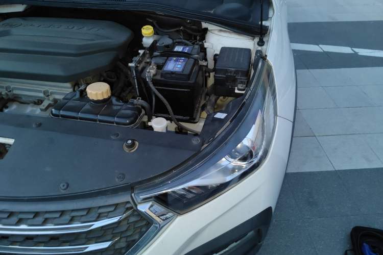 Used Baojun 310W 2018 1.5L Automatic Luxury Version China VI Emission Standard Engine Bay Left