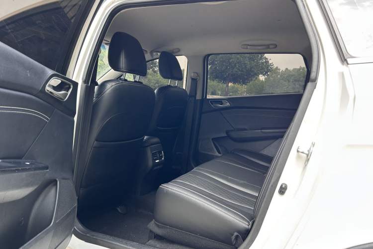 Used Baojun 310W 2018 1.5L Automatic Fashion Version China V Emission Standard Exterior 5