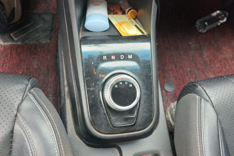 Used Baojun 310W 2018 1.5L Automatic Luxury Version China VI Emission Standard Gear Lever