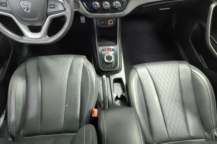 Used Baojun 310W 2018 1.5L Automatic Fashion Version China V Emission Standard Gear Lever