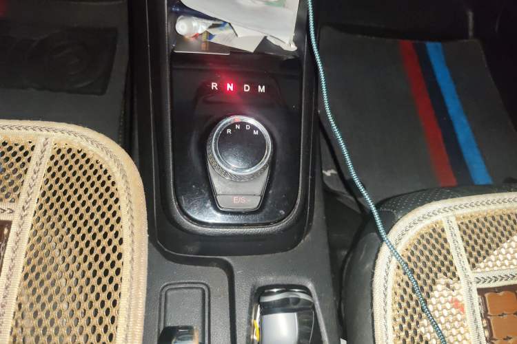 Used Baojun 310W 2018 1.5L Automatic Luxury Version China VI Emission Standard Gear Lever