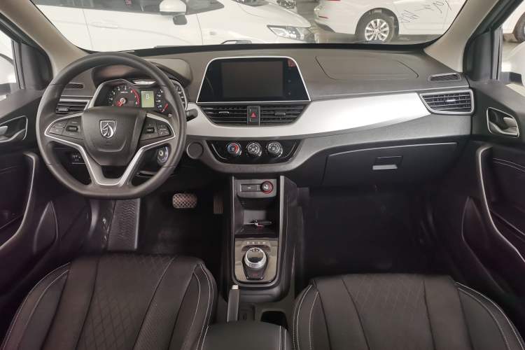 Used Baojun 310W 2018 1.5L Automatic Fashion Edition China VI Interior 1