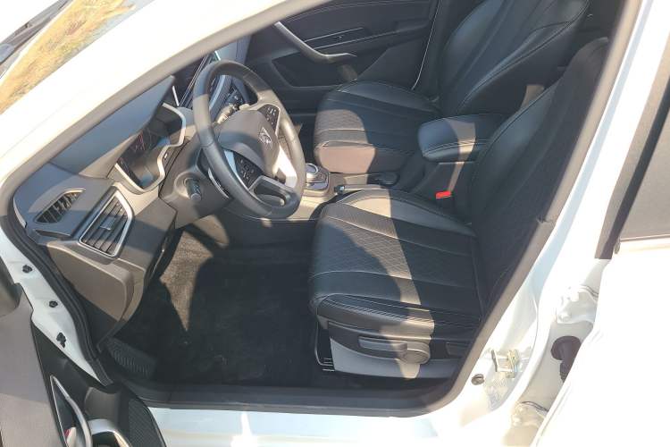 Used Baojun 310W 2018 1.5L Automatic Fashion Version China V Emission Standard Interior 2