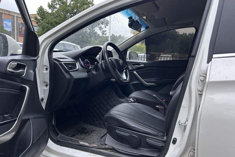 Used Baojun 310W 2018 1.5L Automatic Fashion Version China V Emission Standard Interior 2