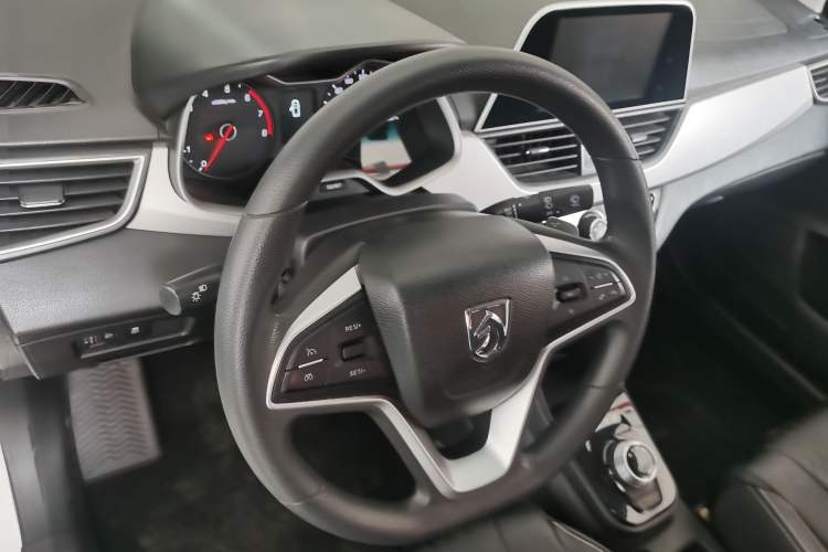 Used Baojun 310W 2018 1.5L Automatic Fashion Edition China VI Interior 2