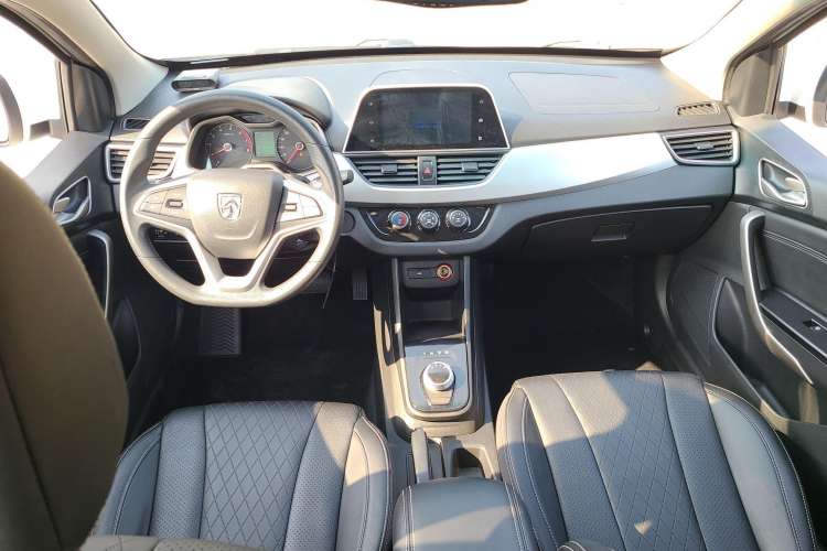 Used Baojun 310W 2018 1.5L Automatic Fashion Version China V Emission Standard Interior 3