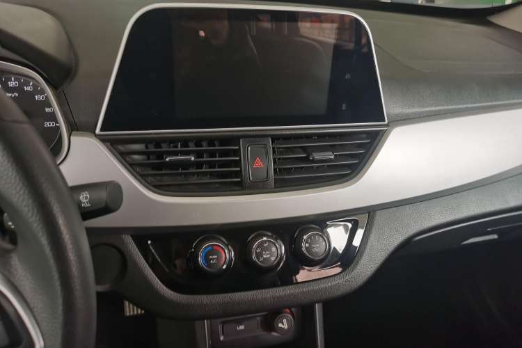 Used Baojun 310W 2018 1.5L Automatic Fashion Edition China VI Interior 3