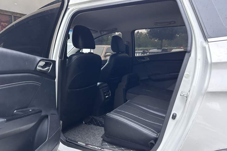 Used Baojun 310W 2018 1.5L Automatic Fashion Version China V Emission Standard Interior 4