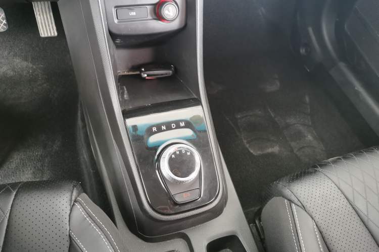 Used Baojun 310W 2018 1.5L Automatic Fashion Edition China VI Interior 4