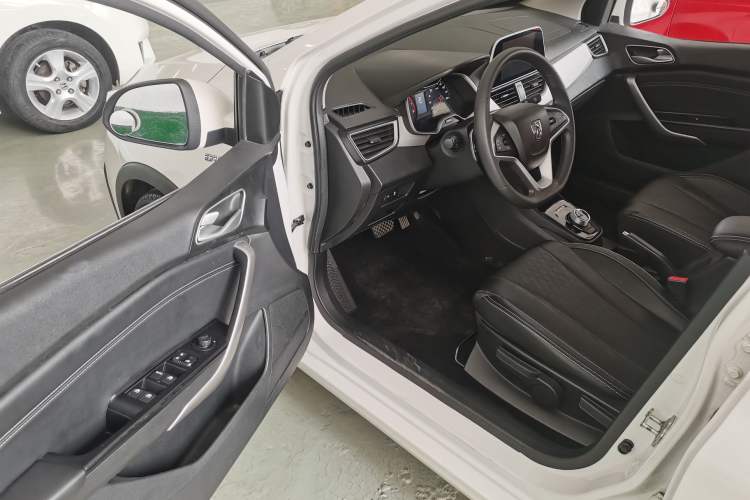 Used Baojun 310W 2018 1.5L Automatic Fashion Edition China VI Interior 5